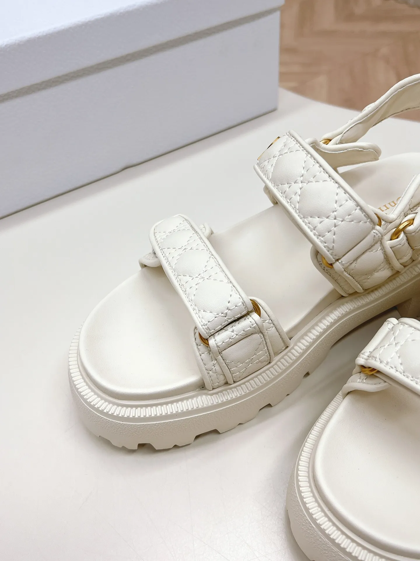 👟👟Ex-factory price 520👟👟 2024Dior Classic Velcro high-heeled sandals and slippers series original replica high version super durable and versatile style very comfortable on the foot, slim and tall, original leather upper, original d hardware buckle, original TPU outsole Heel height is about cm Size: 35-42